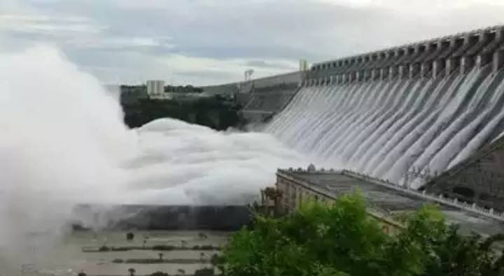 Nagarjuna Sagar: సాగర్ నుంచి నీటిని విడుదల చేసిన ఏపీ అధికారులు