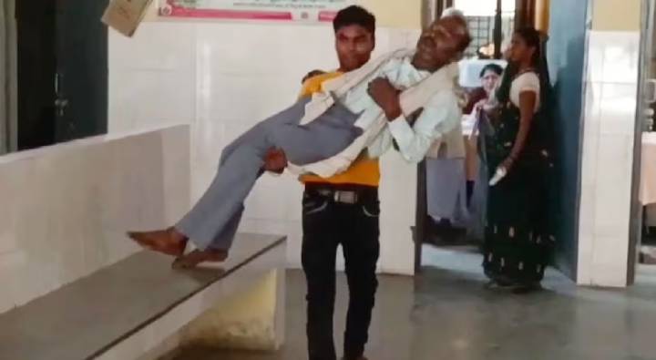 Uttarpradesh: డాక్టర్ లేడు.. స్ట్రెచర్ లేదు.. తండ్రిని చేతుల్లో మోసుకెళ్లిన కొడుకు