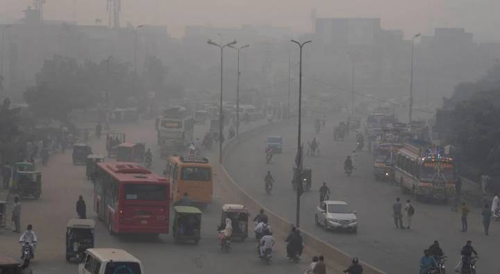 Air Pollution: ఢిల్లీ-నోయిడా మాత్రమే కాదు.. పాకిస్తాన్‌లో కూడా అధ్వాన్నంగా కాలుష్యం