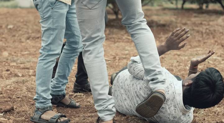 Tamilnadu: తమిళనాడులో దారుణం.. బట్టలిప్పి యువకులపై మూత్ర విసర్జన