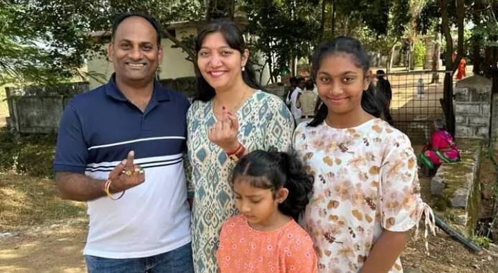 Telangana Elections: సింగిల్ ఓటు కోసం సింగపూర్ నుంచి వచ్చారు