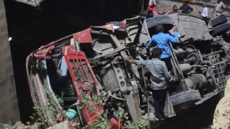 Bus Accident: బ్రిడ్జి పైనుంచి రైల్వే ట్రాక్‌పై పడిన బస్సు.. నలుగురు మృతి!