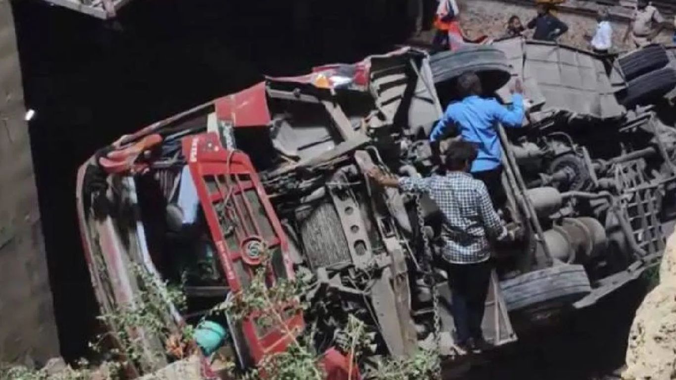 Bus Accident: బ్రిడ్జి పైనుంచి రైల్వే ట్రాక్‌పై పడిన బస్సు.. నలుగురు మృతి!