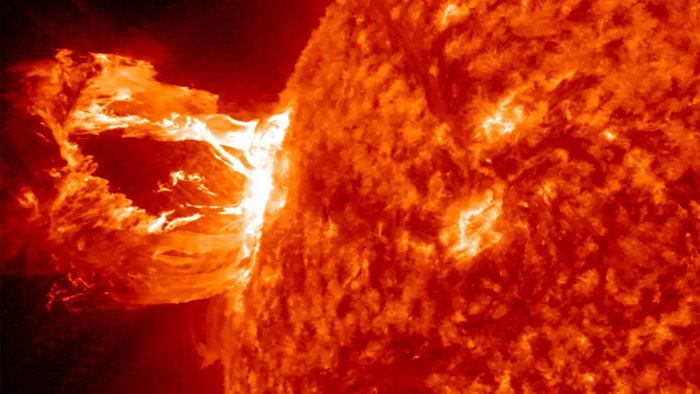 Solar Storm: భూమిని తాకనున్న సౌర తుఫాను..  ఆరోగ్యానికి హాని కలిగిస్తుందా?