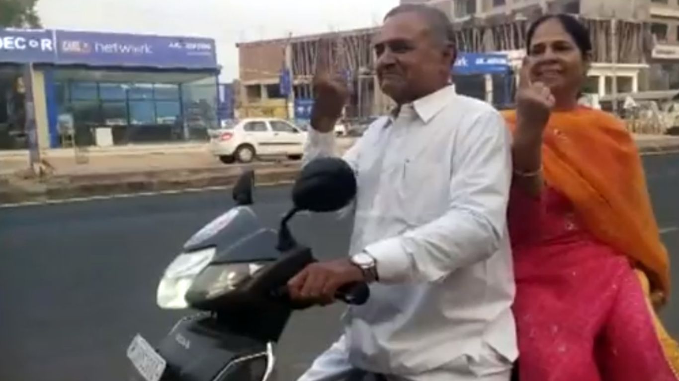 Rajasthan Election 2023: స్కూటీపై వ‌చ్చి ఓటేసిన ఎంపీ.. వీడియో వైరల్!