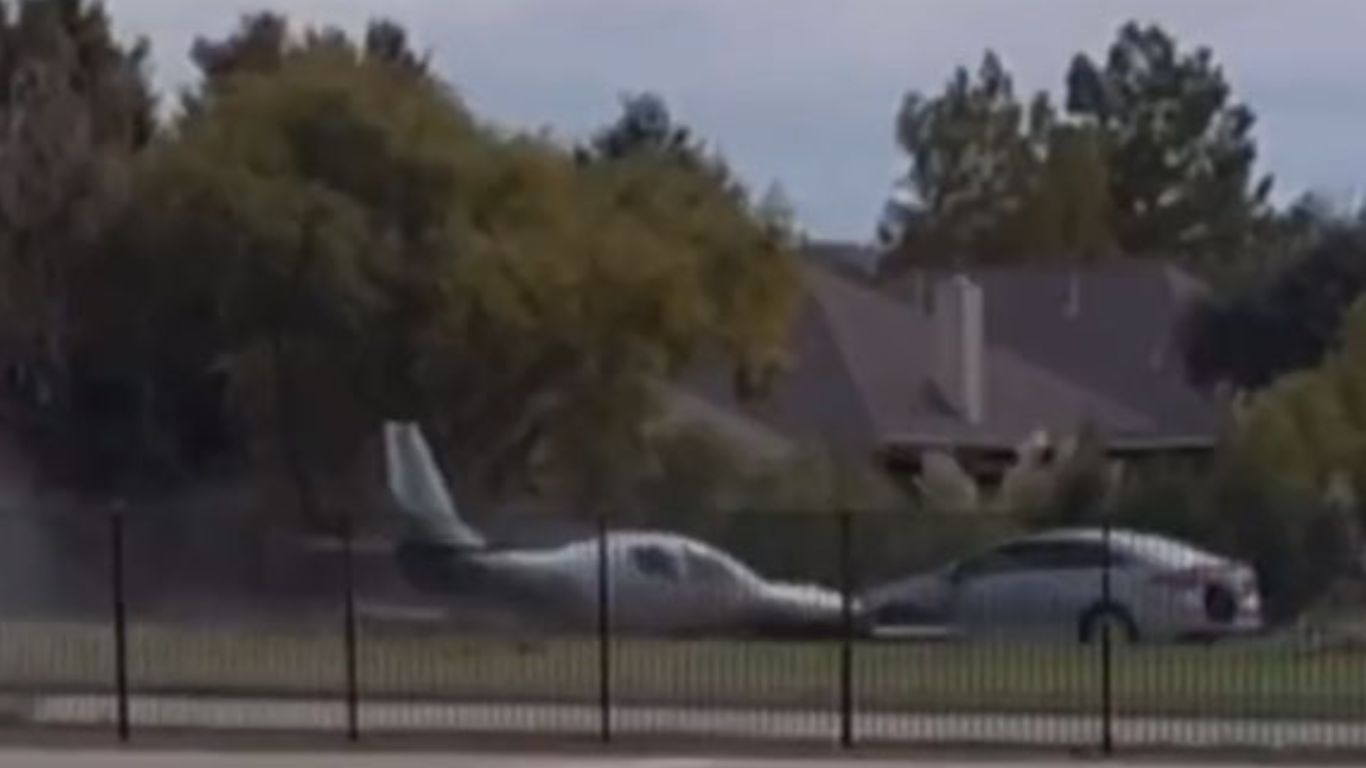 Plane-Car Accident: రోడ్డుపై వెళుతున్న కారును ఢీకొట్టిన విమానం.. వీడియో వైరల్!