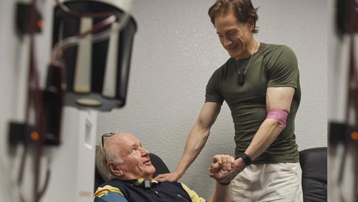 Bryan Johnson: వామ్మో.. కొడుకు బ్లడ్ ఎక్కించుకుంటే తండ్రి వయసు తగ్గిందా..?