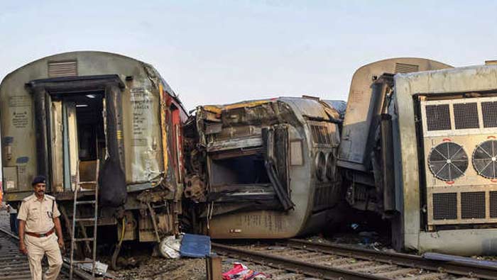 Train accident: పట్టాలు తప్పిన ఘాజీపూర్ ట్రైన్.. లైన్ క్లియర్ చేసిన అధికారులు