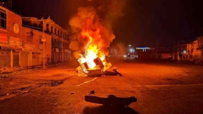 Manipur: కోలుకోని మణిపూర్.. ఆయుధాల కోసం పోలీసు స్టేషన్‌ను చుట్టుముట్టిన దుండగులు