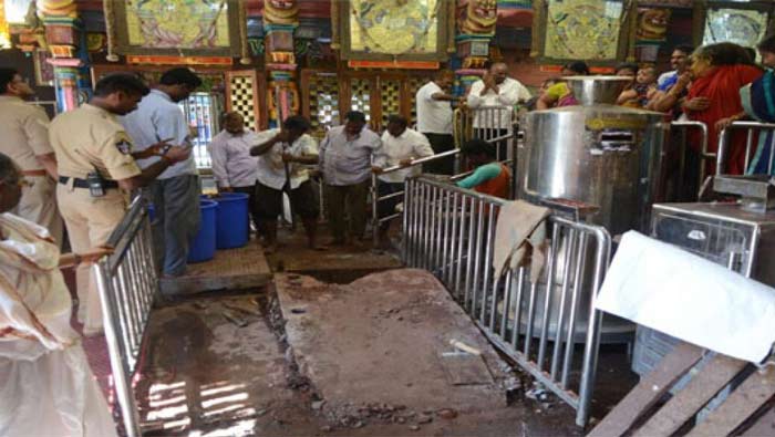 Snake Spotted in Kanaka Durga Temple: ఇంద్రకీలాద్రిపై అమ్మవారి ఆలయం టికెట్ కౌంటర్లో పాము.. భయంతో పరుగులు తీసిన సిబ్బంది