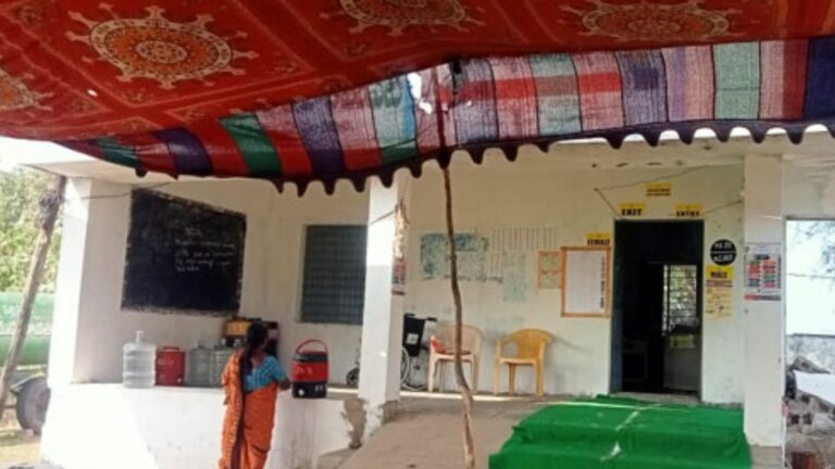 Telangana Elections 2023: ఓటర్లు లేక వెలవెలబోతున్న పోలింగ్ కేంద్రం.. కారణం ఏంటంటే?