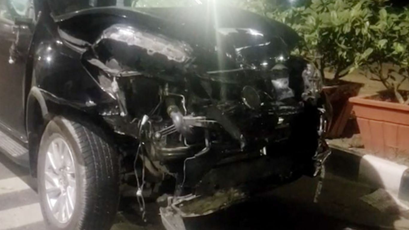 Vijayawada Car Racing: విజయవాడలో కార్ల రేసింగ్‌.. ముక్కలైన స్కూటీలు! ఇద్దరి పరిస్థితి విషమం