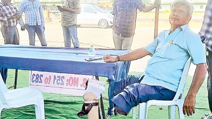 Telangana Elections : రెండు కాళ్లు లేకున్నా ఎన్నికల విధుల్లో పెద్దాయన.. హ్యాట్సాఫ్ సారూ !