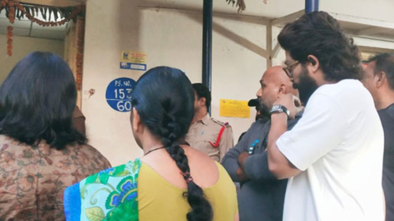 Telangana Elections 2023: క్యూలో నిల్చొని.. ఓటు హక్కు వినియోగించుకున్న అల్లు అర్జున్‌!