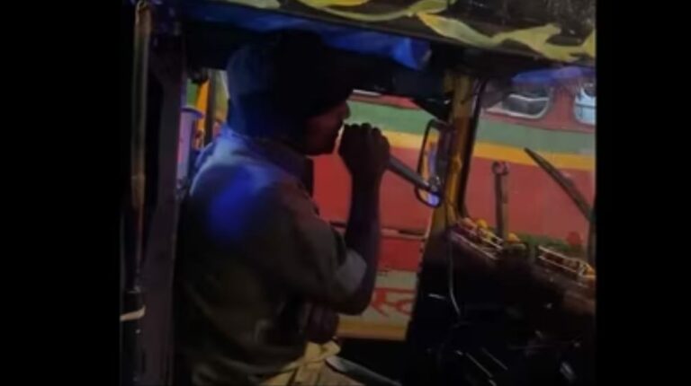 Viral Video : ట్రాఫిక్ లో పాట పాడి అలరించిన ఆటో డ్రైవర్.. అదిరిపోయింది కాక..