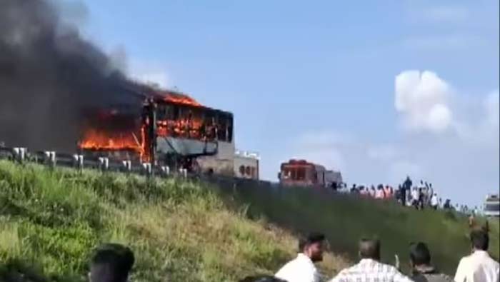 Bus Accident: మంటల్లో చిక్కుకున్న బస్సు.. తమిళనాడులోని జాతీయ రహదారిపై ఘటన