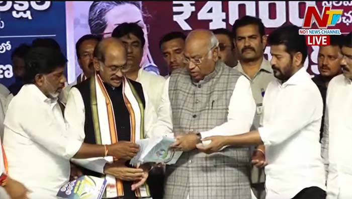 Congress Manifesto: కాంగ్రెస్ ఎన్నికల మేనిఫెస్టో.. విడుదల చేసిన మల్లికార్జున ఖర్గే