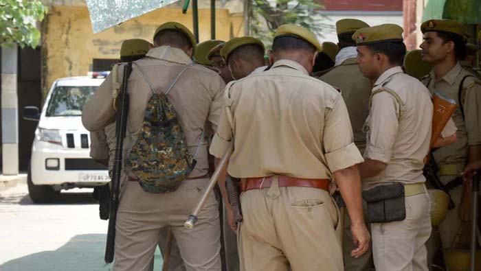 Criminal Escape: పోలీసుల కళ్లు గప్పి పరారైన కరడుగట్టిన నేరస్తుడు..