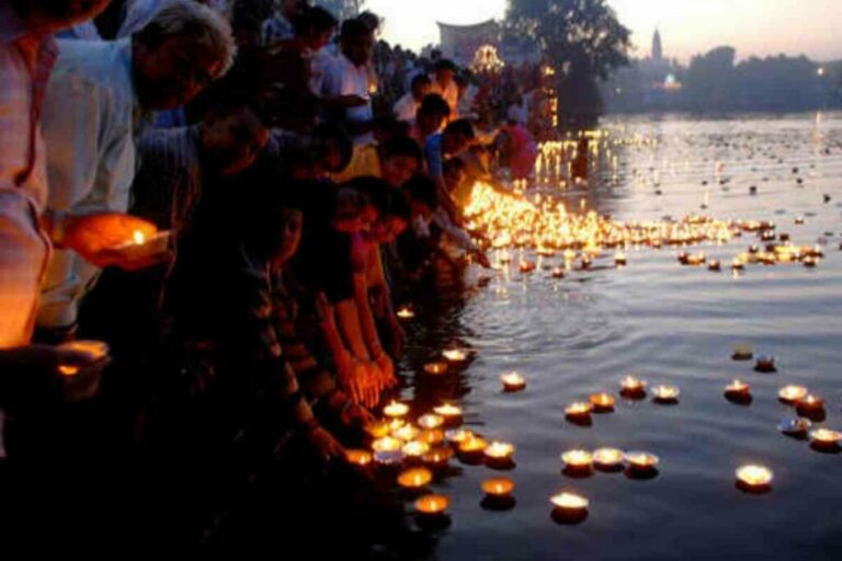 Karthika Masam : కార్తీక మాసంలో దీపాలను నీటిలో ఎందుకు వదులుతారో తెలుసా?