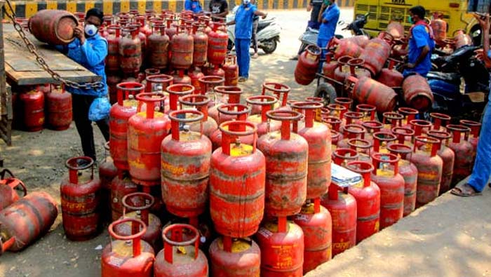 Gas Cylinder Price: తగ్గిన గ్యాస్ సిలిండర్ ధర.. ఈ నగరాల్లో మాత్రమే..!