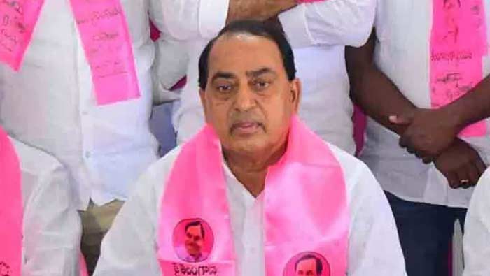 Indrakaran Reddy: బీఆర్ఎస్ కండువాతో పోలింగ్ కేంద్రానికి మంత్రి ఇంద్రకరణ్ రెడ్డి