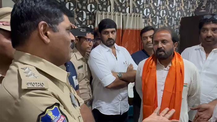 Madhu Yashki: హయత్ నగర్ లో ఉద్రిక్తత.. కాంగ్రెస్ అభ్యర్థి మధుయాష్కి ఇంట్లో పోలీసుల సోదాలు