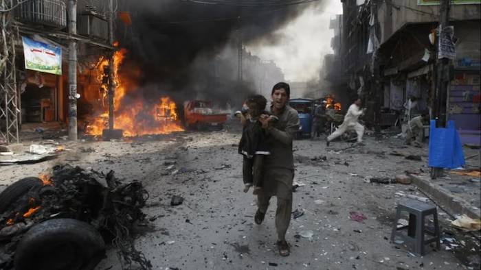 Pakistan: పోలీసులు లక్ష్యంగా పాక్‌లో బాంబుదాడి.. ఐదుగురు మృతి..