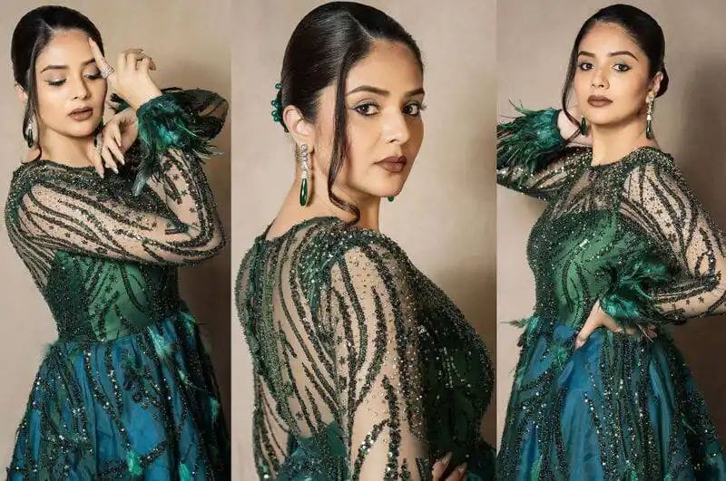 Sreemukhi : కొంటె చూపులతో  కవ్విస్తున్న శ్రీముఖి..