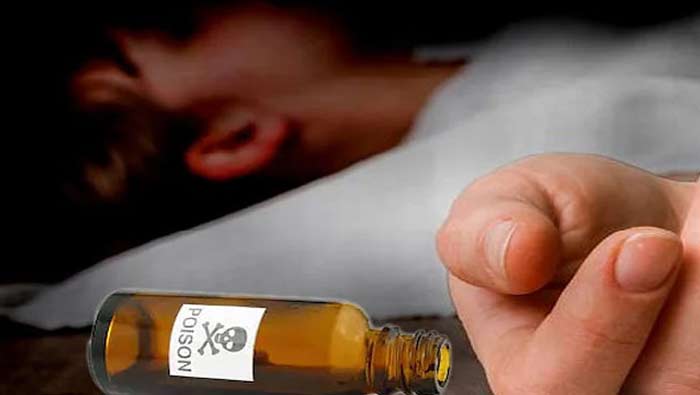 Suicide Attempt: నలుగురు స్నేహితుల మధ్య గొడవ.. విషం తాగి ఆత్మహత్యాయత్నం