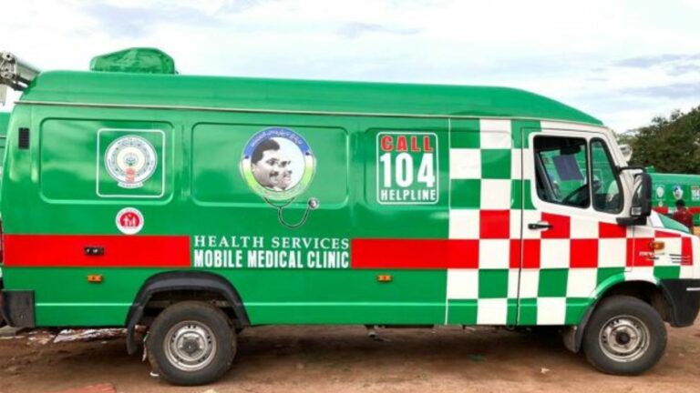 104 Vehicle: గ్రామంలోకి రాకుండా.. 104 వాహనాన్ని అడ్డుకున్న వైసీపీ నాయకుడు!