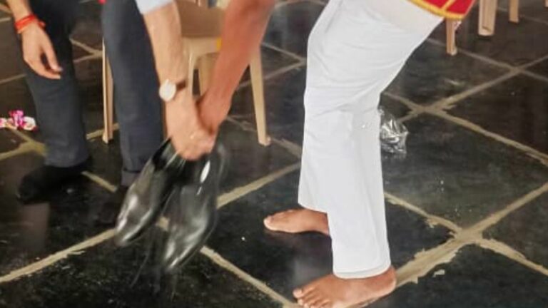 Jayashankar Bhupalpally Collector: అటెండర్‌తో బూట్లు మోయించిన కలెక్టర్.. ఫోటోలు వైరల్!