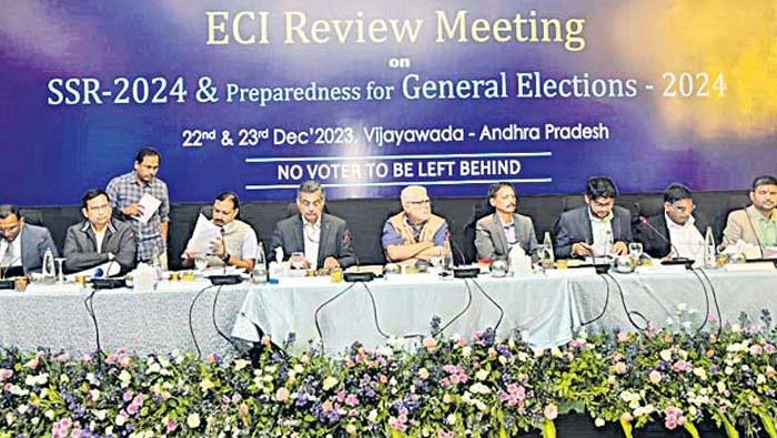 Andhra Pradesh: ఏపీ పర్యటనలో.. కలెక్టర్లు, ఎస్పీలకు సీఈసీ సీరియస్‌ వార్నింగ్..!