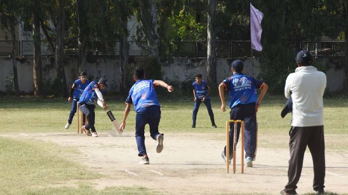 Heart Attack: క్రికెట్ ఆడుతుంటే యువకుడికి గుండె పోటు, మృ‌తి