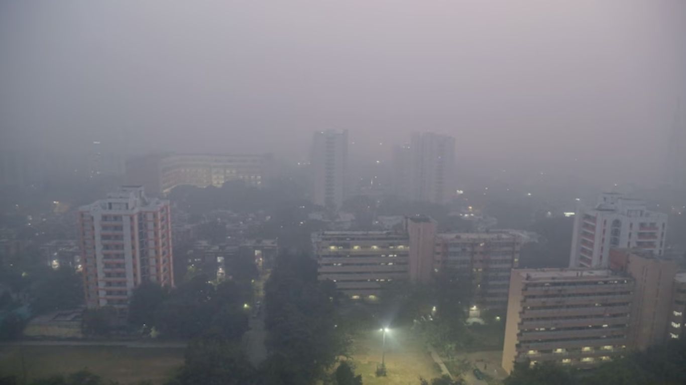 Delhi Fog: ఢిల్లీలో దట్టమైన పొగమంచు.. 22 రైళ్లు, 134 విమాన సర్వీసుల్లో జాప్యం!
