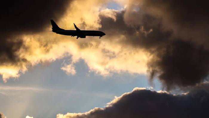 France: 300 మంది భారతీయులతో వెళ్తున్న విమానాన్ని ఫ్రాన్స్‌లో నిలిపేసిన అధికారులు.. కారణం ఏంటంటే..?