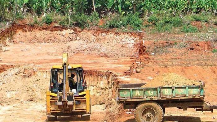 Illegal Soil Mining: అర్ధరాత్రి అక్రమంగా మట్టి త్రవ్వకాలు.. కలెక్టర్‌ సీరియస్‌