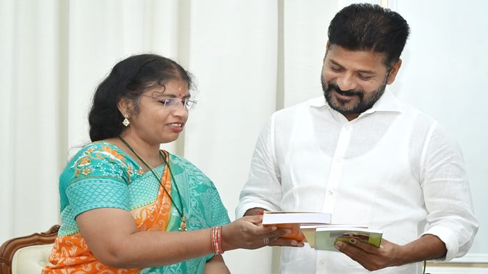 CM Revanth Reddy:  సీఎం రేవంత్ రెడ్డిని కలిసిన మాజీ డీఎస్పీ నళిని