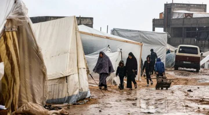 Gaza : ఓ వైపు యుద్ధం.. మరో వైపు వర్షం.. చలి.. గాజాలో జన జీవితం దుర్భరం