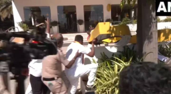 Karnataka : కర్ణాటకలో భాషా వివాదం.. ఇంగ్లీష్ సైన్ బోర్డులను పగులకొట్టిన నిరసనకారులు