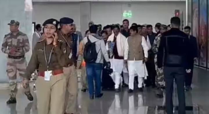 Chhattisgarh New CM: మరికొద్దిసేపట్లో సస్పెన్స్ కు తెర.. రాయ్ పూర్‎కు చేరుకున్న బీజేపీ పరిశీలకులు