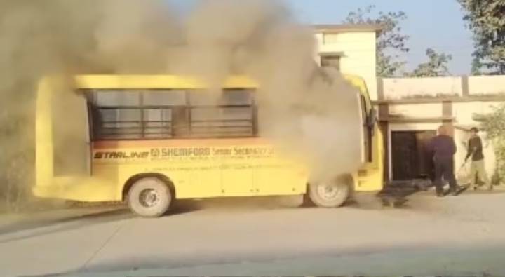 Massive Fire Broke : 37 మంది పిల్లలతో వెళ్తున్న స్కూల్ బస్సులో భారీ అగ్నిప్రమాదం