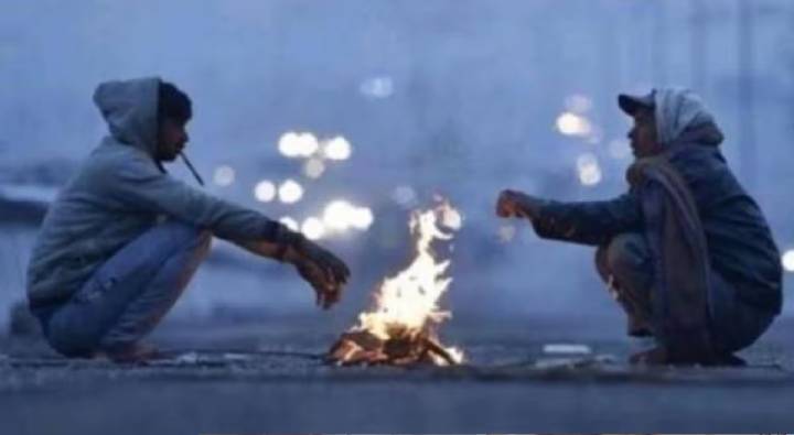 Delhi Winter Temperature : ఢిల్లీలో వణుకుతున్న జనం.. నాలుగు రోజుల్లో 3 డిగ్రీలు పడిపోయిన ఉష్ణోగ్రత