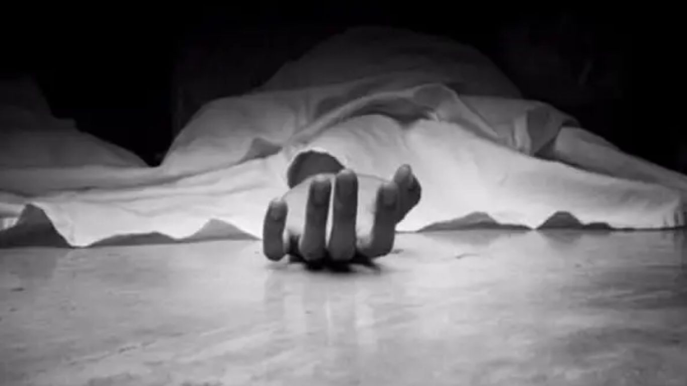 YCP Leaders: వైసీపీ నేతల వేధింపులతో కాంట్రాక్టు కార్మికుడు ఆత్మహత్య యత్నం!