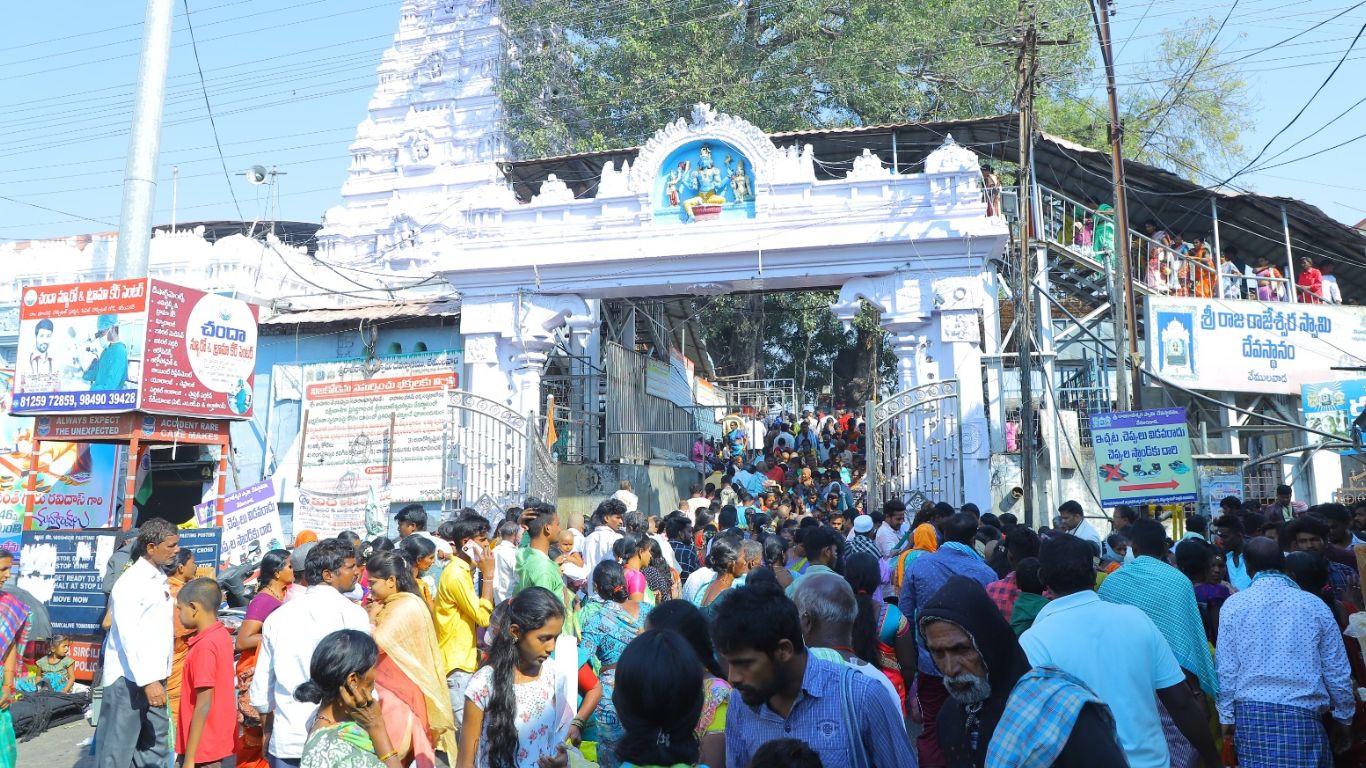 Vemulawada Temple: వేములవాడ రాజన్న ఆలయంకు పోటెత్తిన భక్తులు.. దర్శనానికి 8 గంటల సమయం!