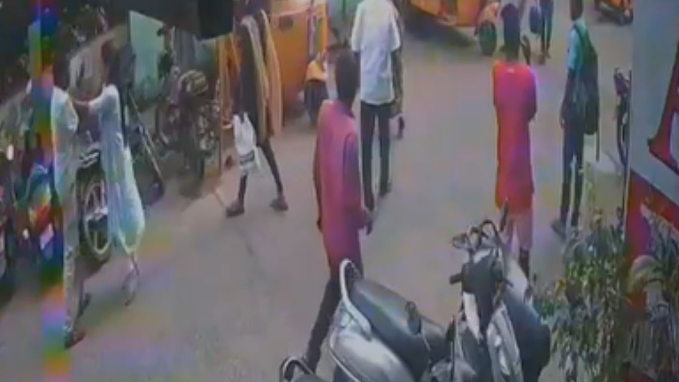 Viral Video: వెంటపడిన యువకుడికి చుక్కలు చూపించిన యువతి.. వీడియో వైరల్!