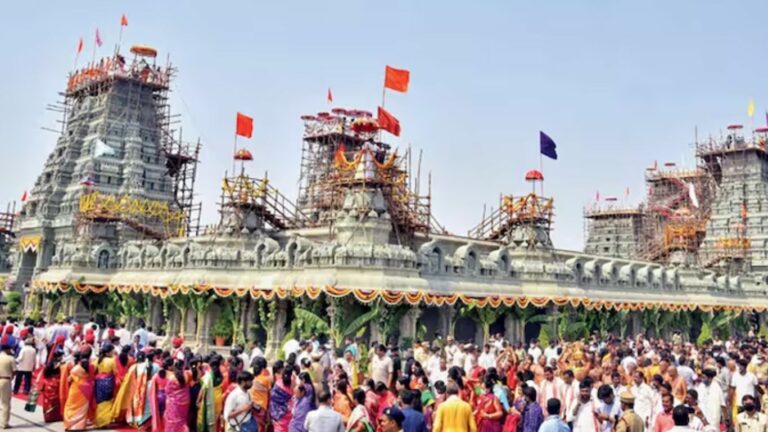 Yadadri Temple: యాదాద్రికి పోటెత్తిన భక్తులు.. దర్శనానికి 4 గంటల సమయం!