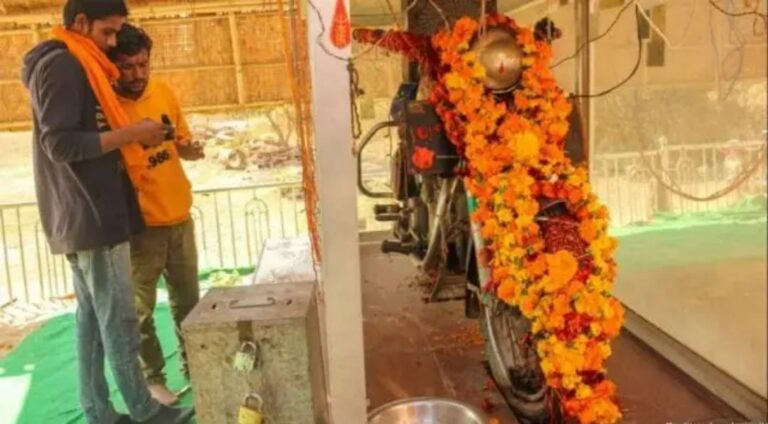 Royal Enfield Bike : ఇదేం పిచ్చిరా బాబు..బుల్లెట్ బైక్ గుడి కట్టించ, రోజూ పూజలు కూడా.. ప్రత్యేకతలు..