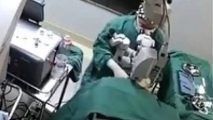 Doctor Punches Patient: ఆపరేషన్ సమయంలో పేషెంట్‌పై దాడి చేసిన డాక్టర్.. వీడియో వైరల్..