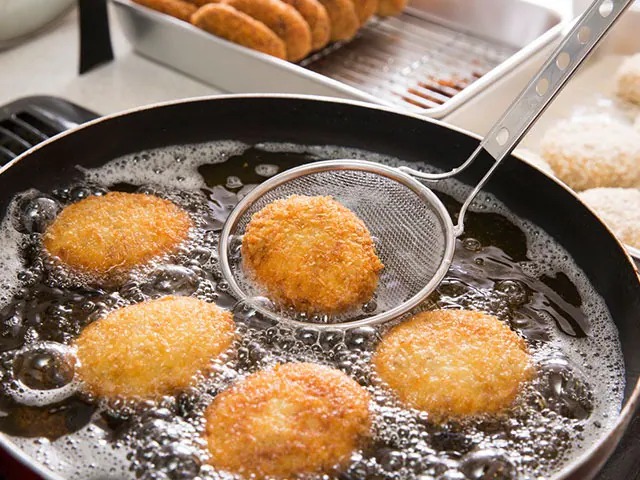 Health Tips : ఒక్కసారి వంట చేసిన నూనెను మళ్లీ వాడుతున్నారా? ఆ రోగాలు రావడం ఖాయం..