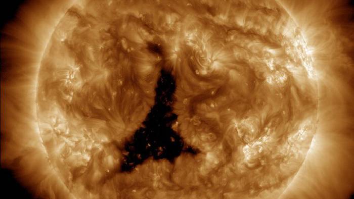 The coronal hole: సూర్యుడిపై అతిపెద్ద రంధ్రం.. 60 భూ గ్రహాలకు సమానం..
